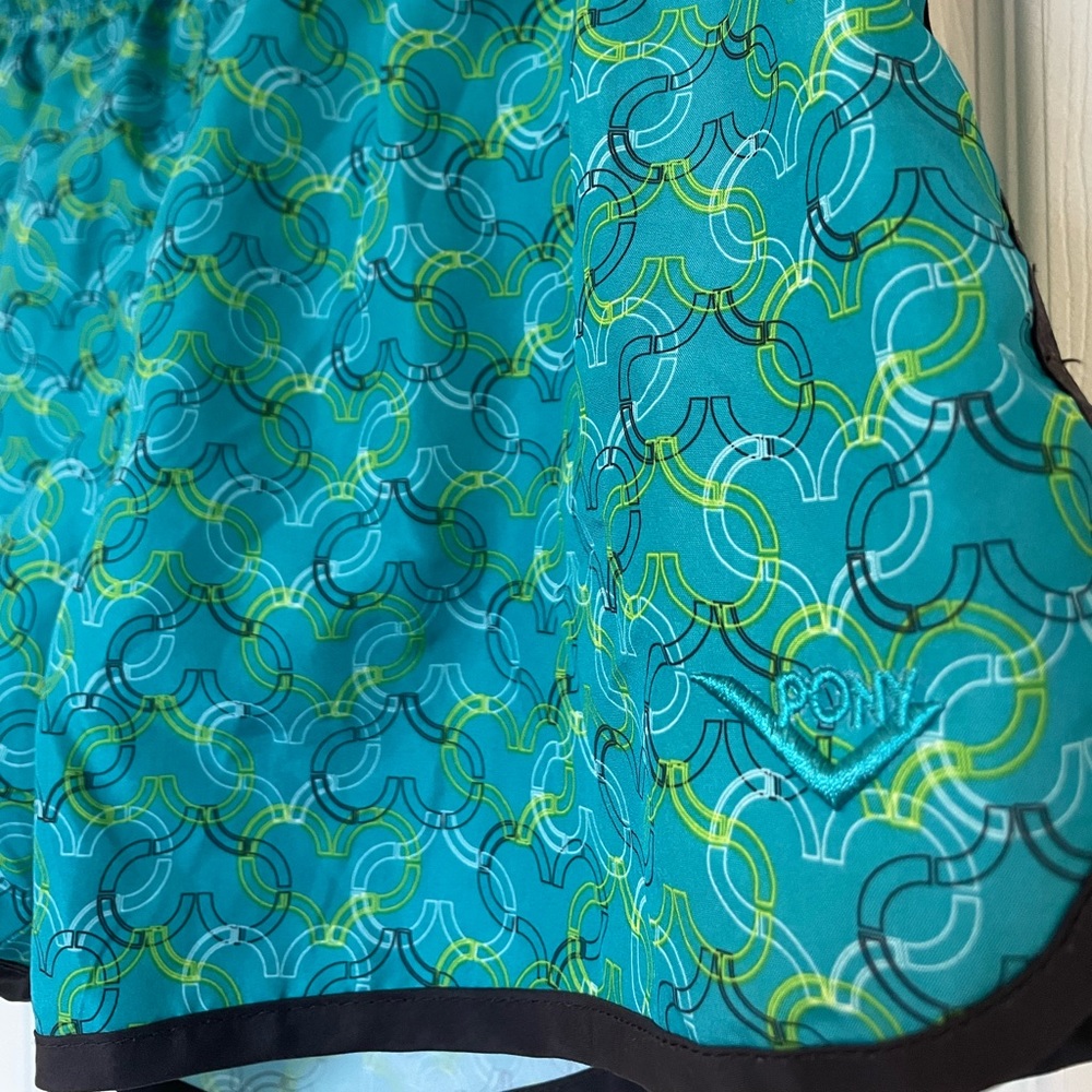 A que with green, white, and black.